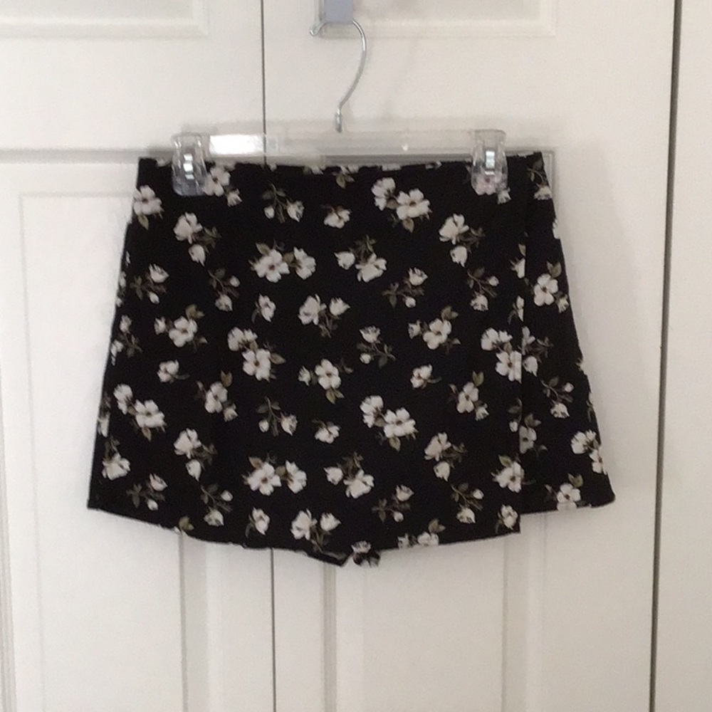 Old Navy Black and White Floral Skort
